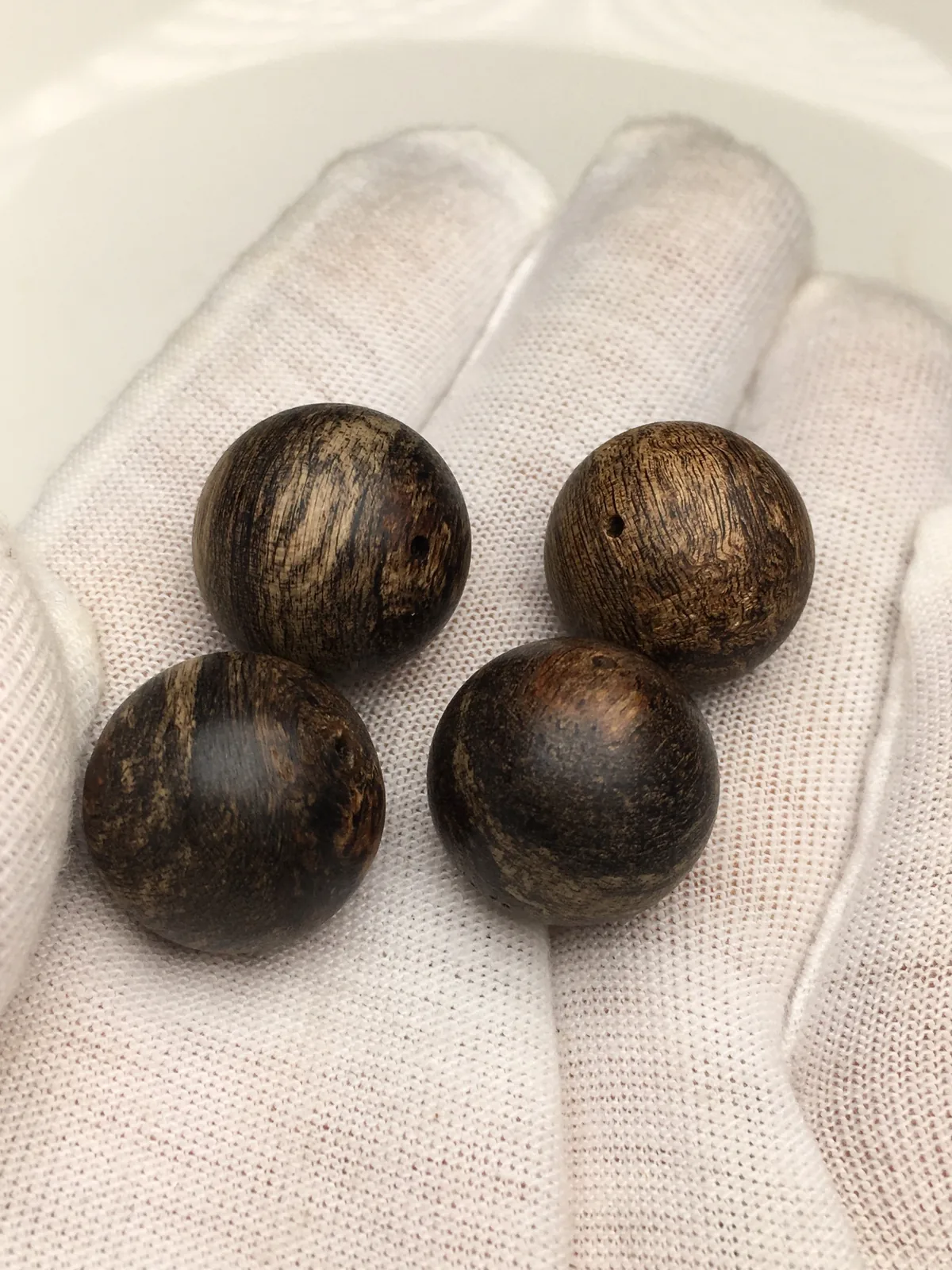 Loose wooden beads in agarwood, round and drilled