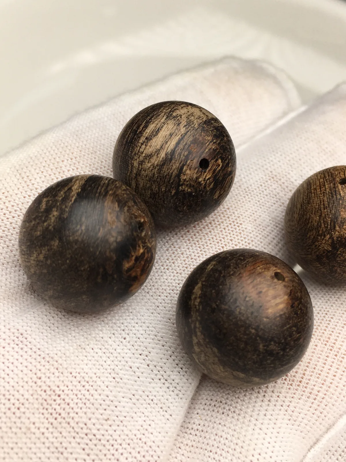 Loose agarwood beads counted for different types of prayer beads