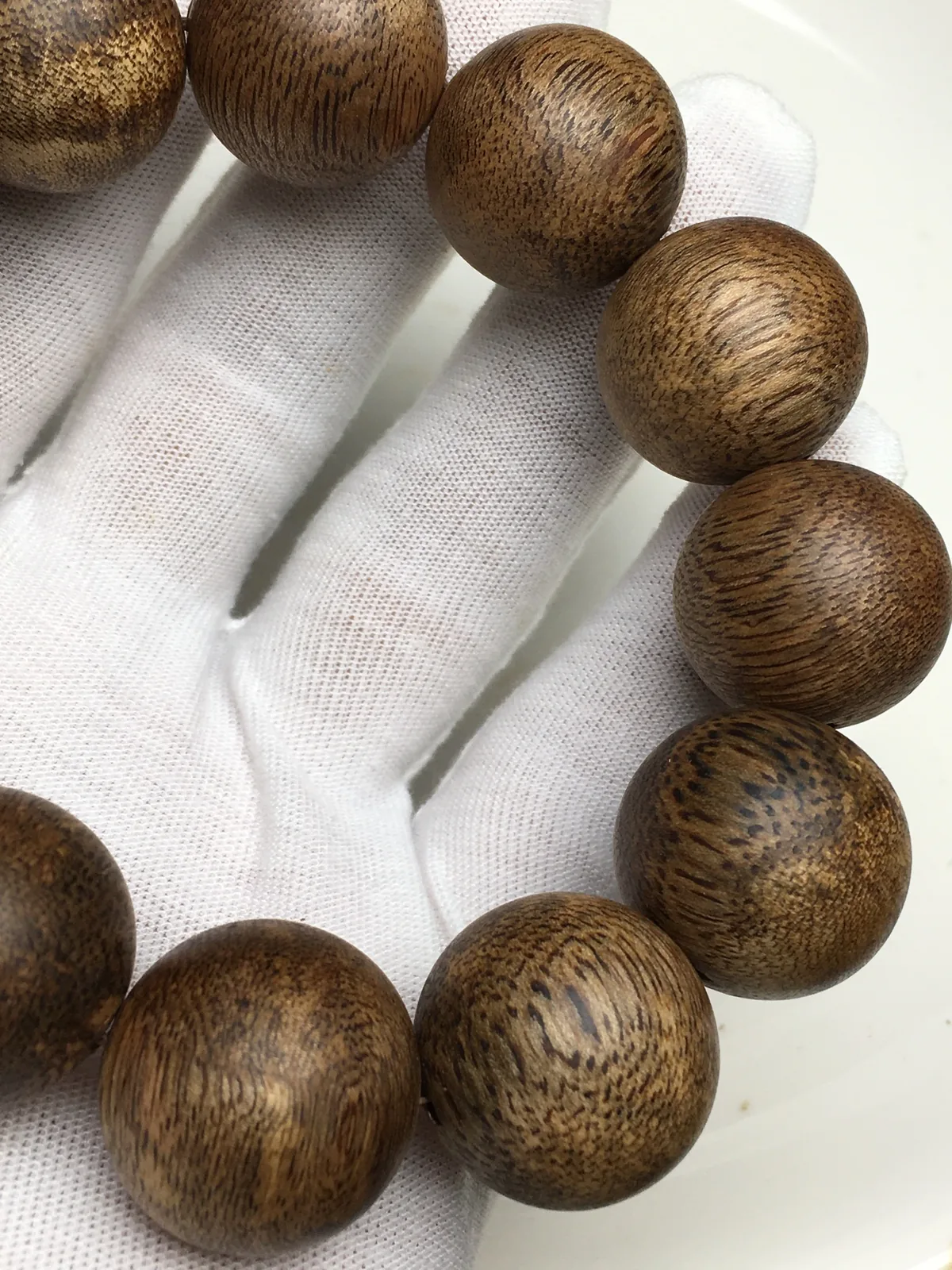 Stringing a wooden wrist juzu in agarwood