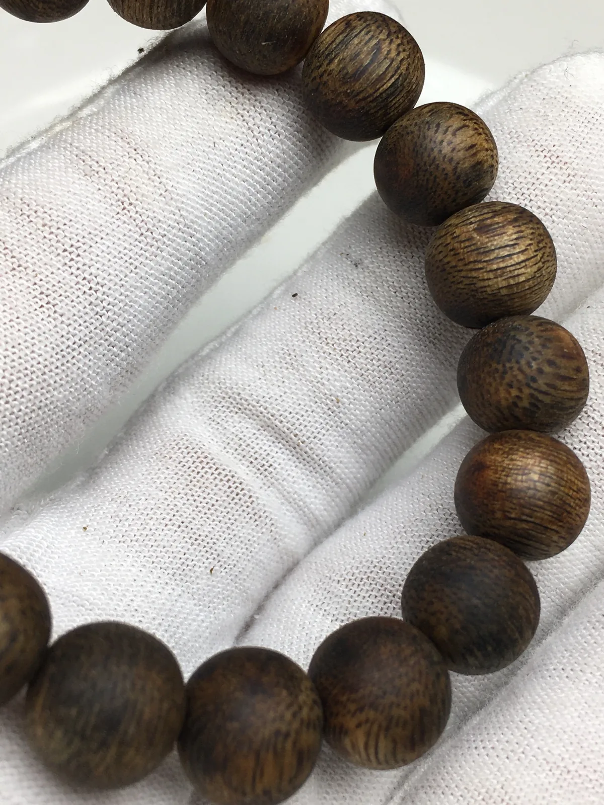 How to tie an elastic bracelet neatly: the knot hidden inside a bead